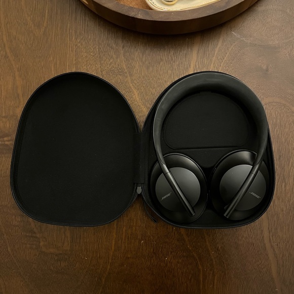 BOSE Noise Cancelling Headphones 700 & Carrying Case - Picture 11 of 14
